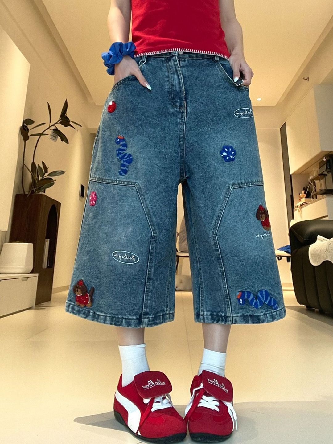 Women Regular Fit Mid-Rise Light Fade Embroidered Cropped Jeans