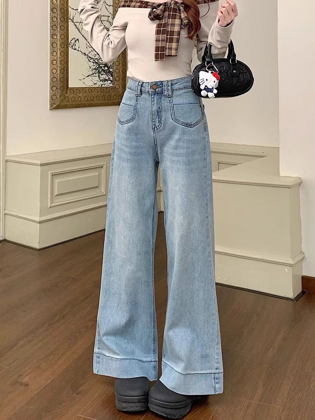 Women Relaxed Fit Mid-Rise Light Fade Jeans