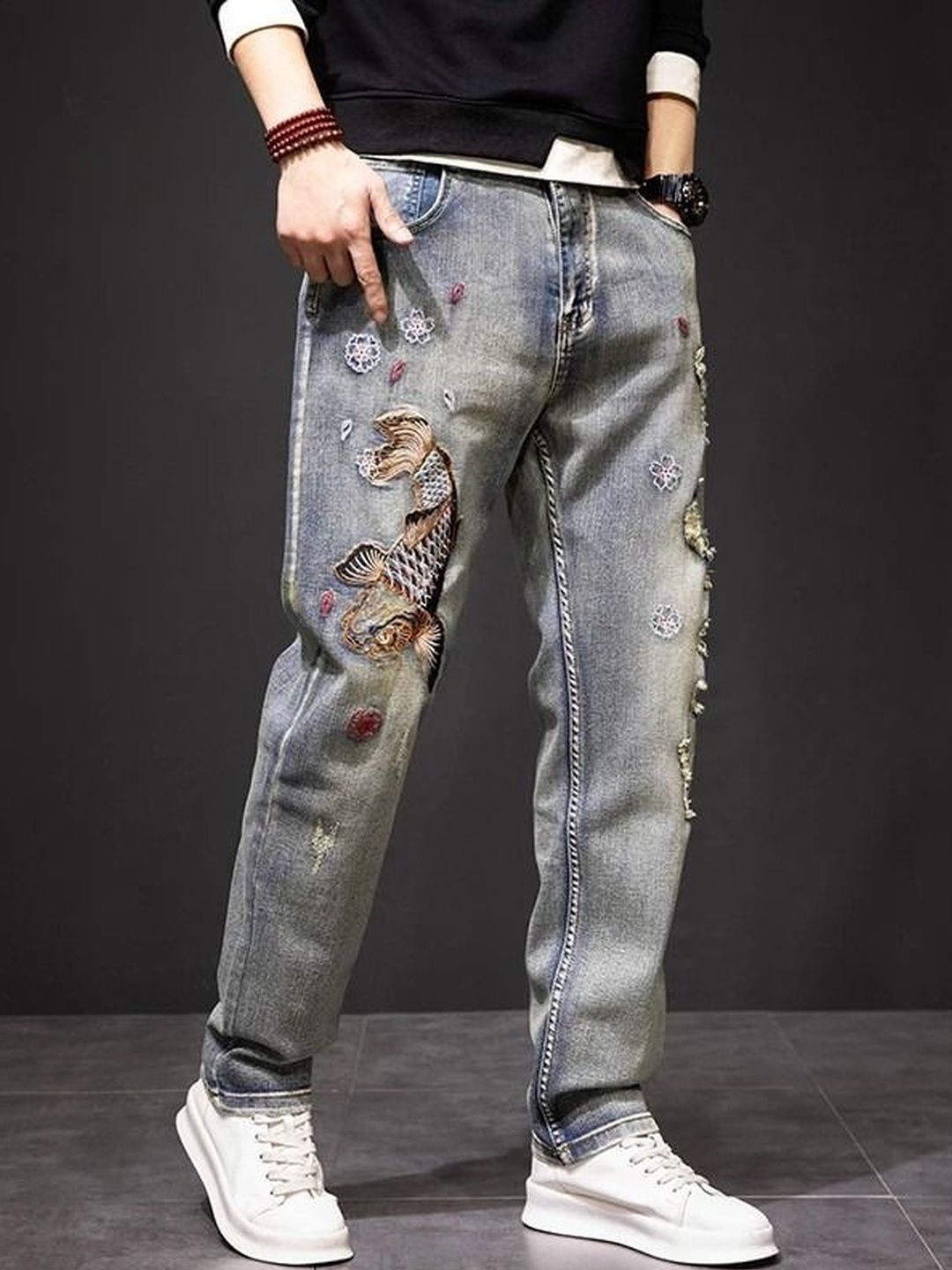 Men Relaxed Fit Mid-Rise Light Fade Applique Jeans