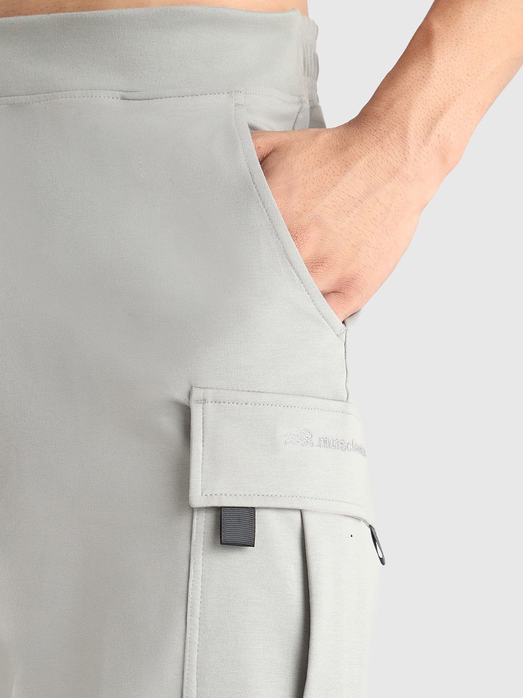 Men Regular Fit Mid-Rise Cargo Shorts