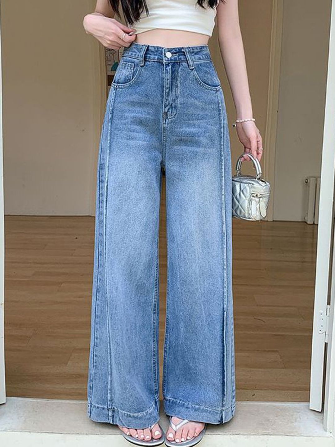 Women Straight Fit Mid-Rise Light Fade Jeans