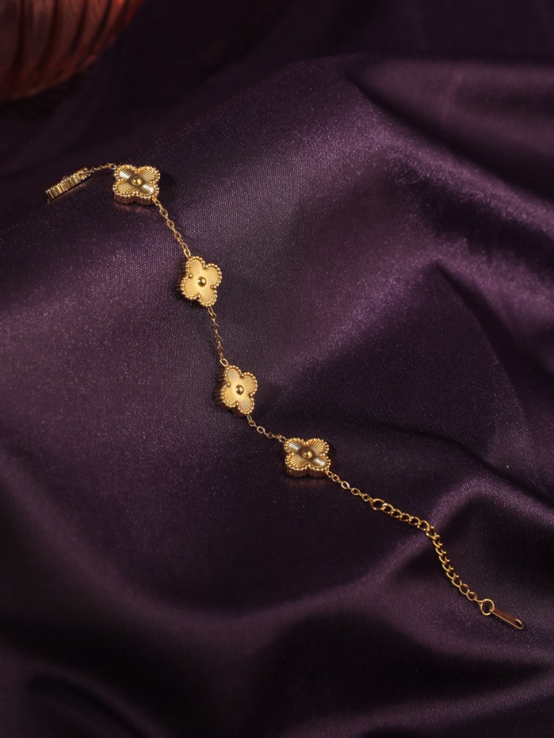 SALTY Women Golden Luck Leaflet Clover Wrist Bracelet