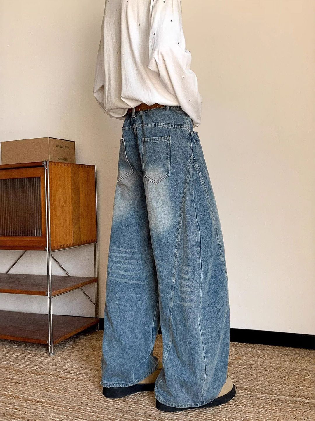 Men Wide Leg Mid-Rise Clean Look Light Fade Jeans