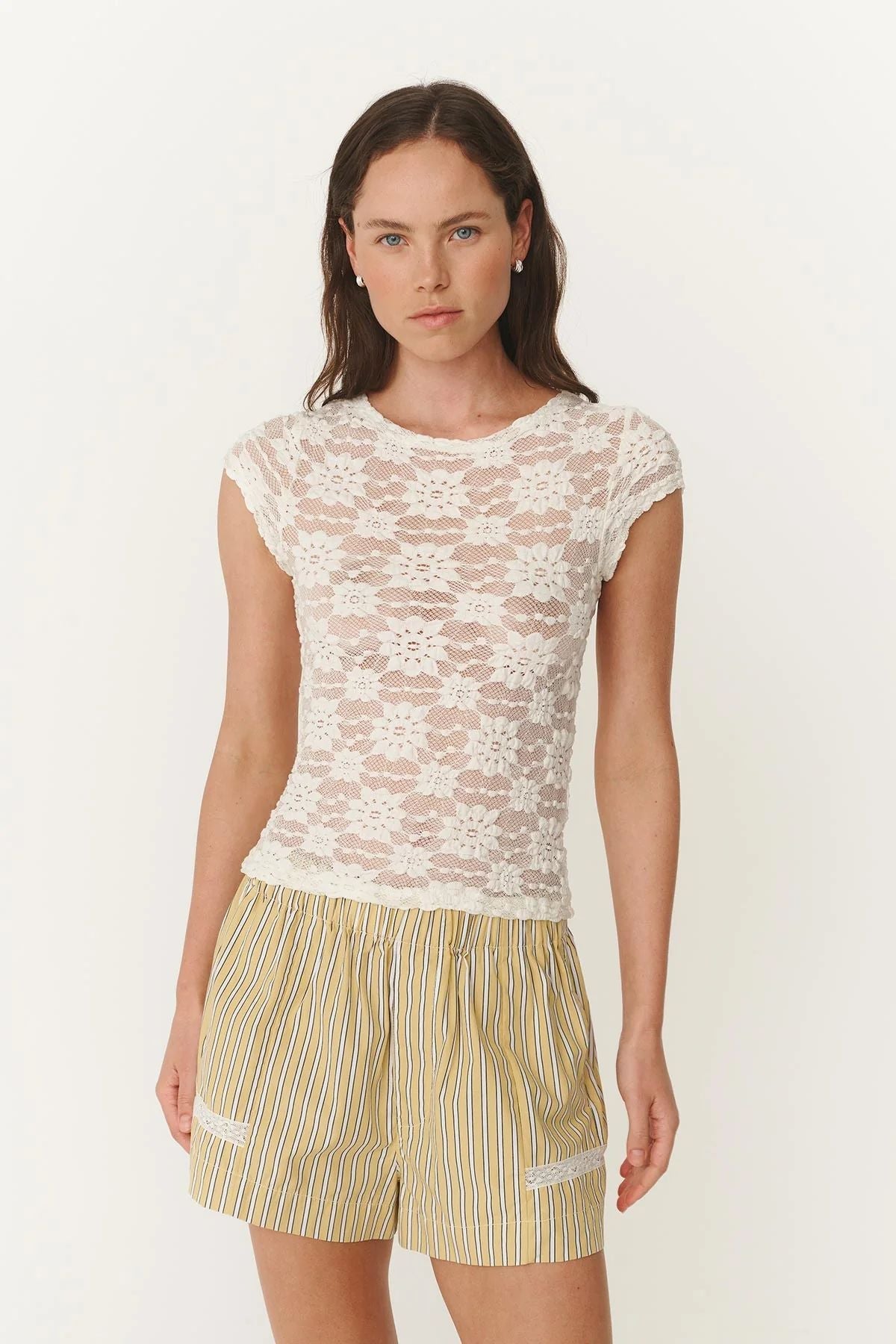 Fitted Floral Lace Top with Crew Neck and Short Sleeves