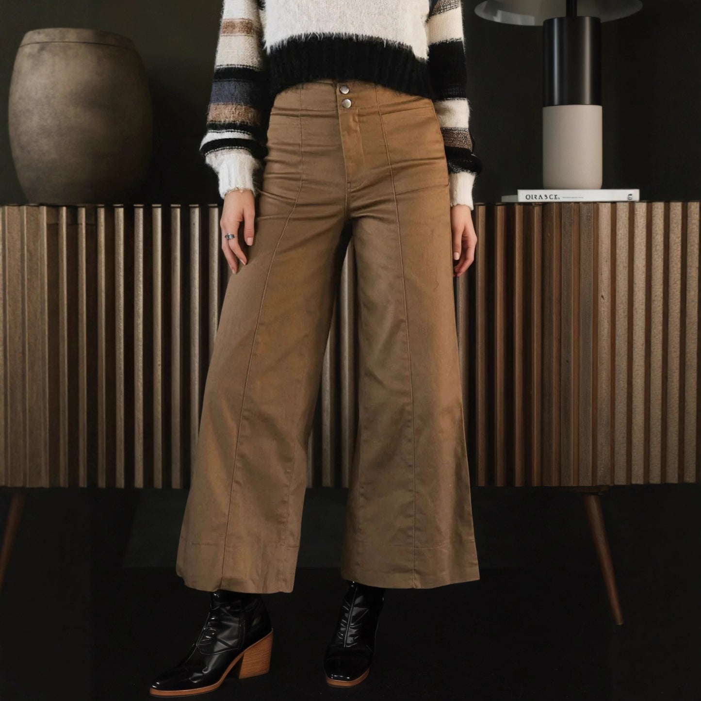 Cropped Wide-Leg Trousers with High Waist and Seam Detail