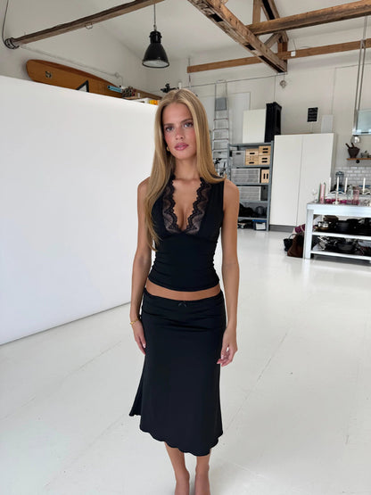 Slim Fit Sleeveless Top with Lace Trim and V-Neck