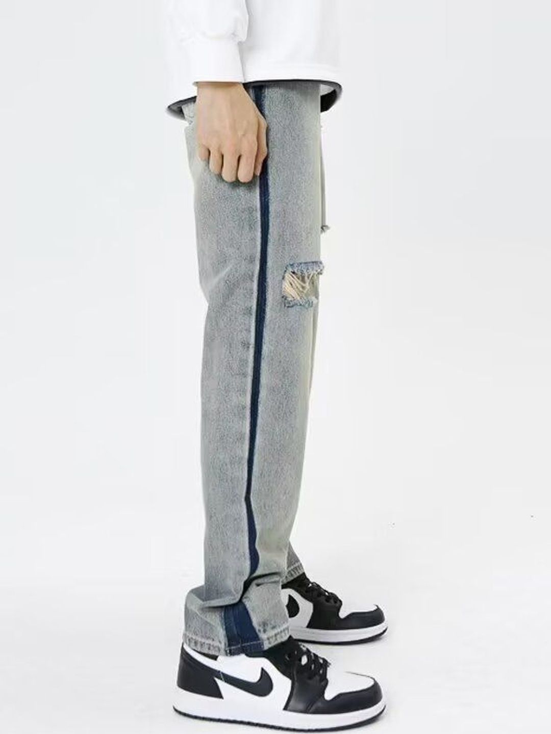 Men Regular Fit Mid-Rise Slash Knee Light Fade Jeans