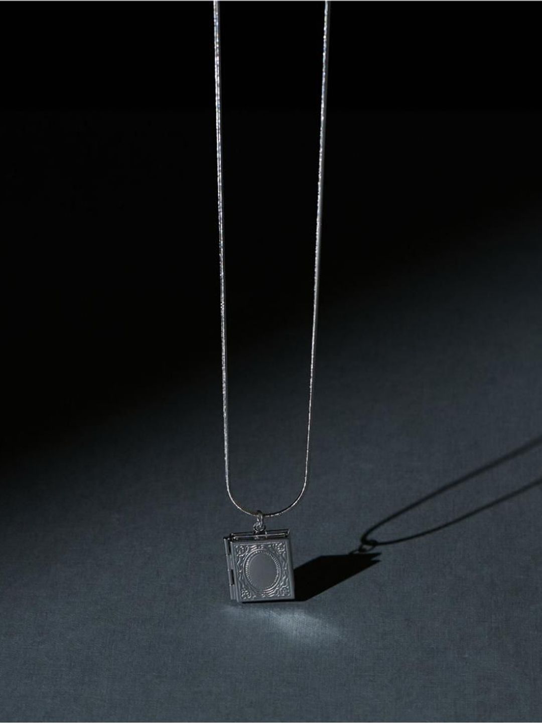 SALTY Stainless Steel Quirky Quasar Openable Silver Pendant Chain