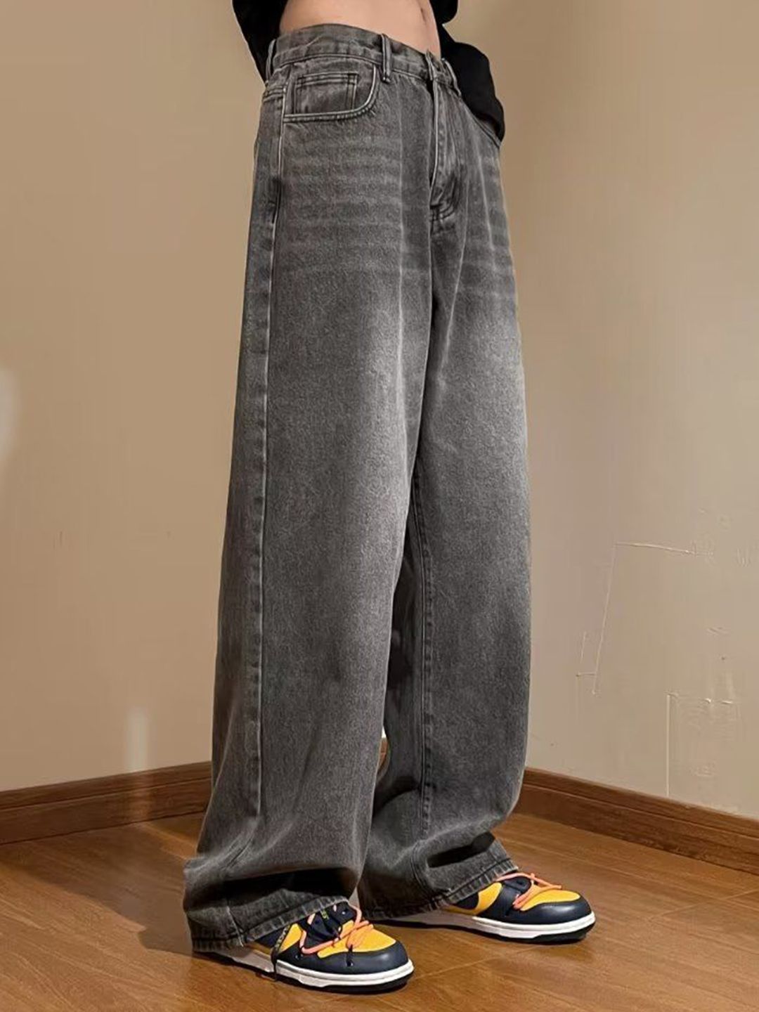 Men Relaxed Fit Mid-Rise Light Fade Jeans