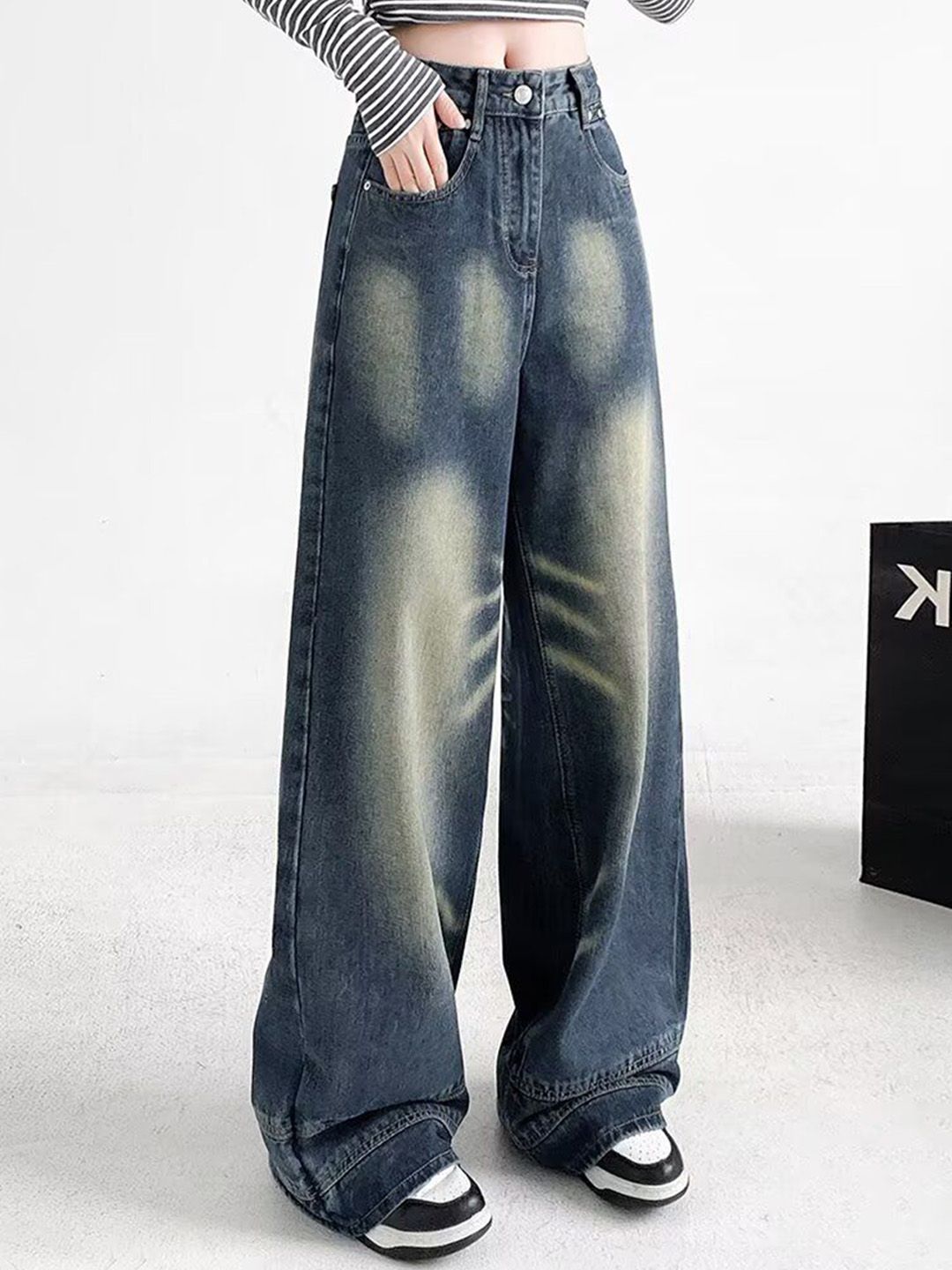 Women Regular Fit Mid-Rise Light Fade Jeans
