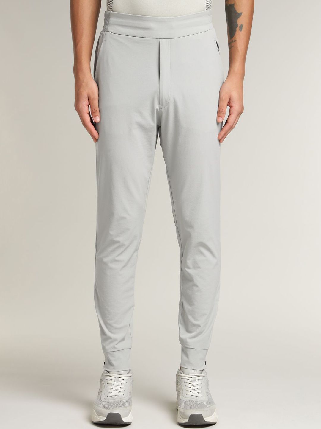 Men Smart Slim Fit Mid-Rise All-Day Joggers Trousers