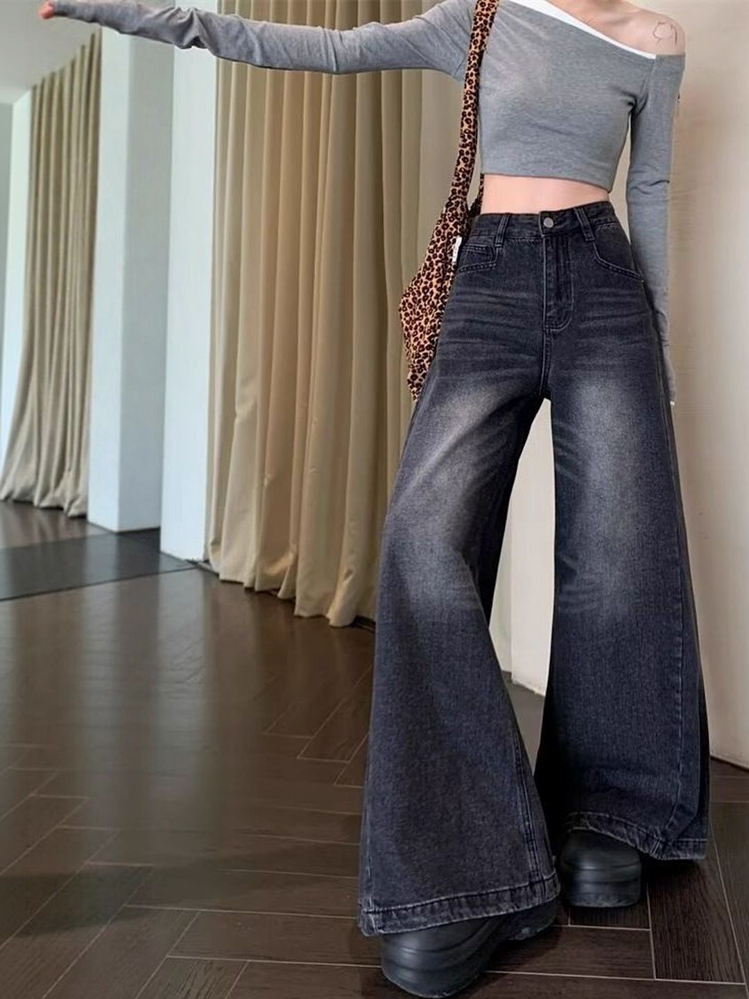 Women Wide Leg Mid-Rise Light Fade Jeans