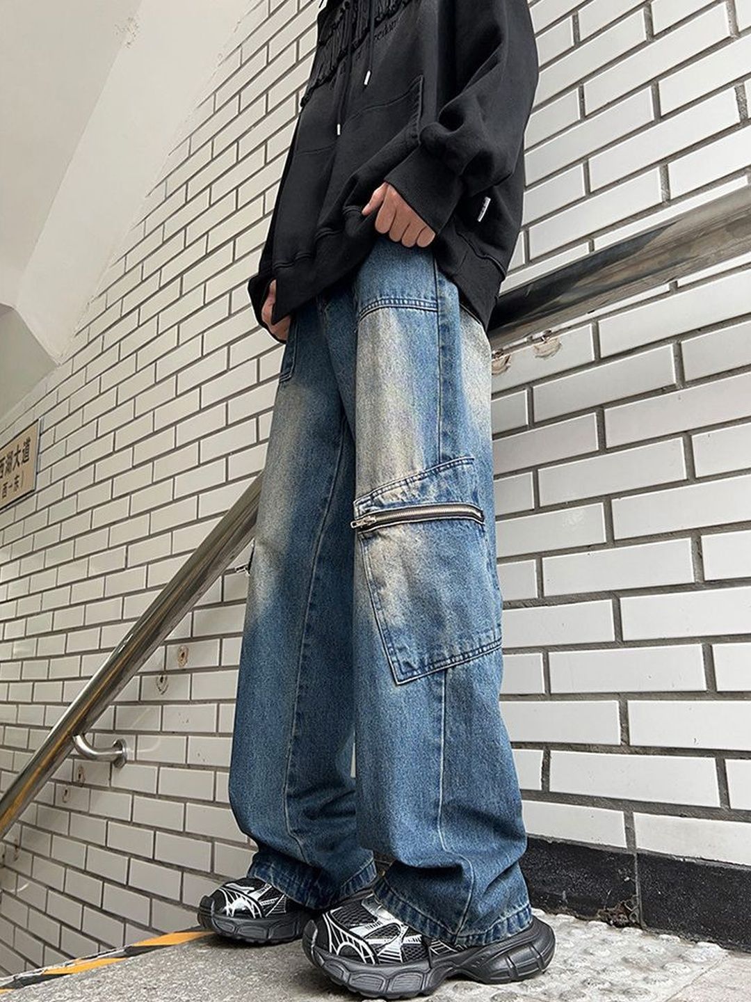 Men Relaxed Fit Mid-Rise Light Fade Jeans