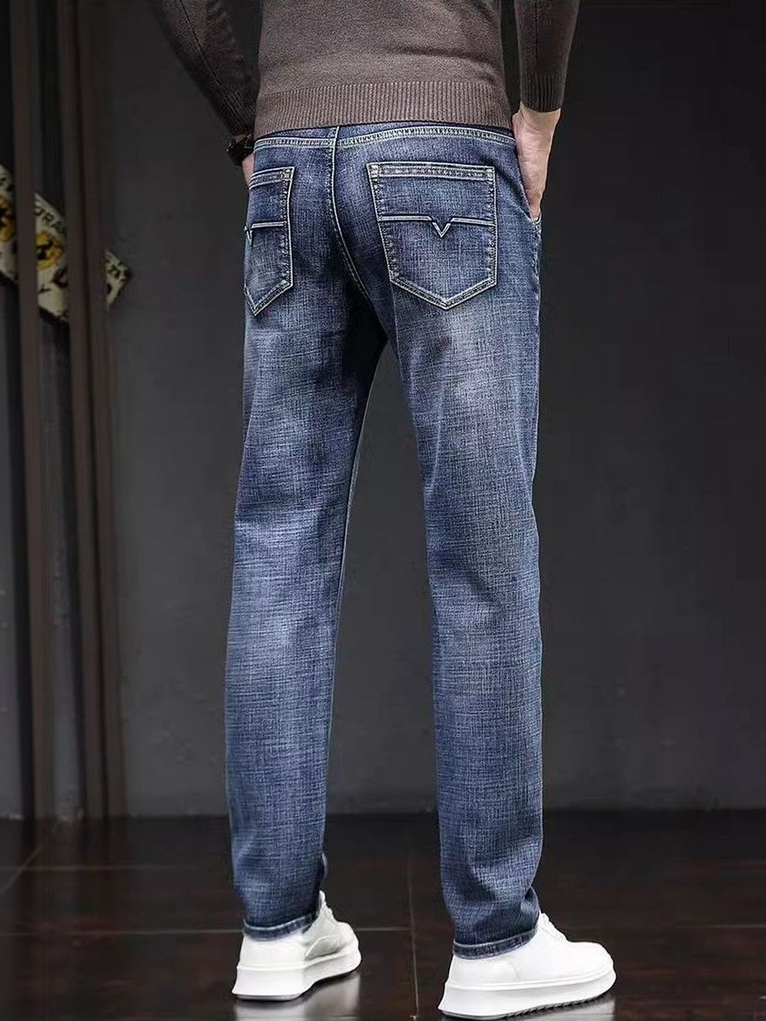 Men Straight Fit Mid-Rise Light Fade Jeans