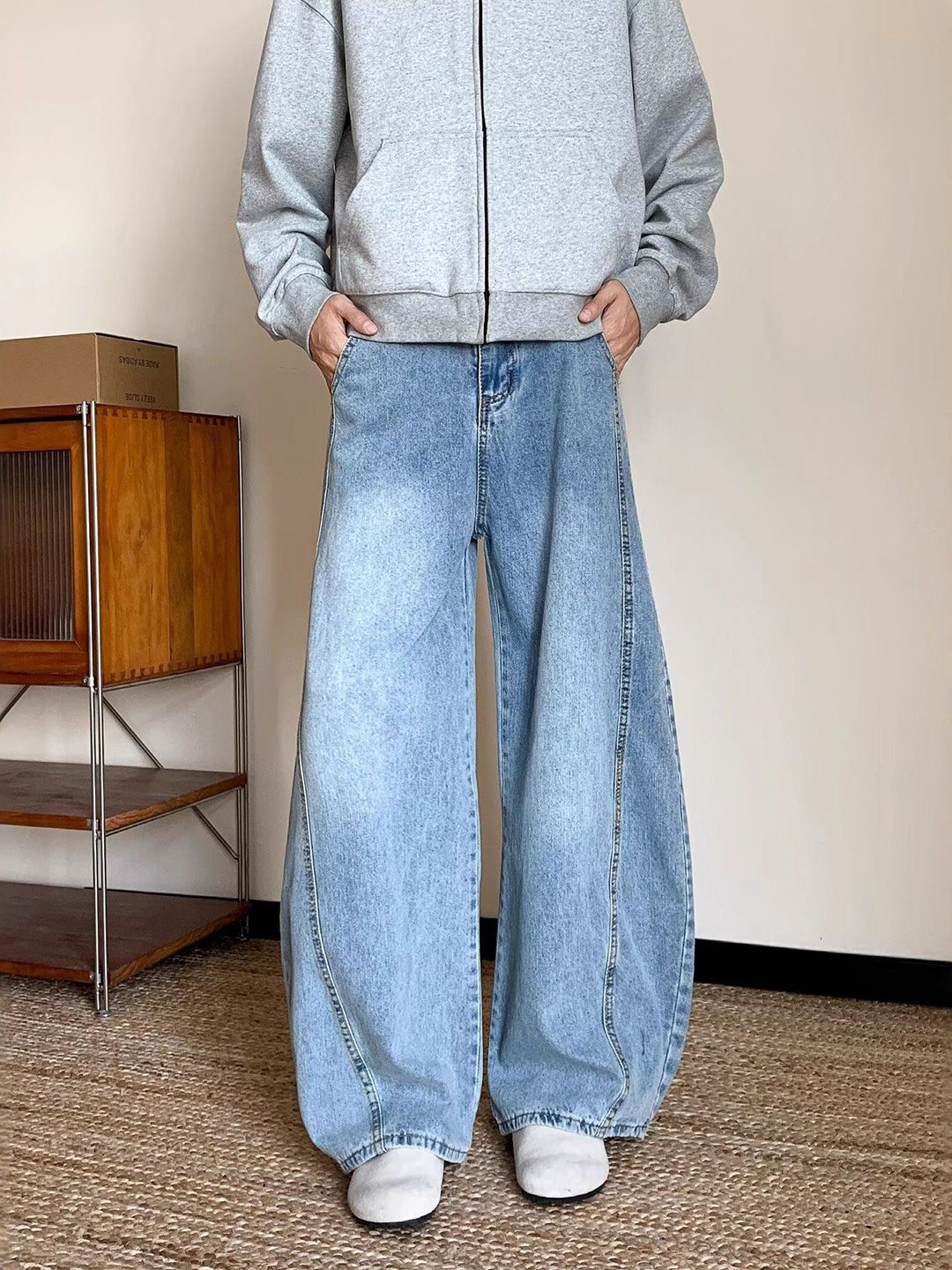 Men Wide Leg Mid-Rise Light Fade Jeans