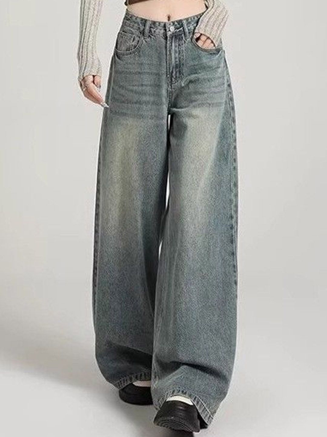 Women Relaxed Fit Mid-Rise Light Fade Jeans