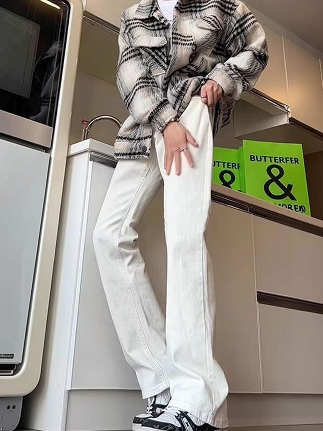 Men Straight Fit Mid-Rise Jeans