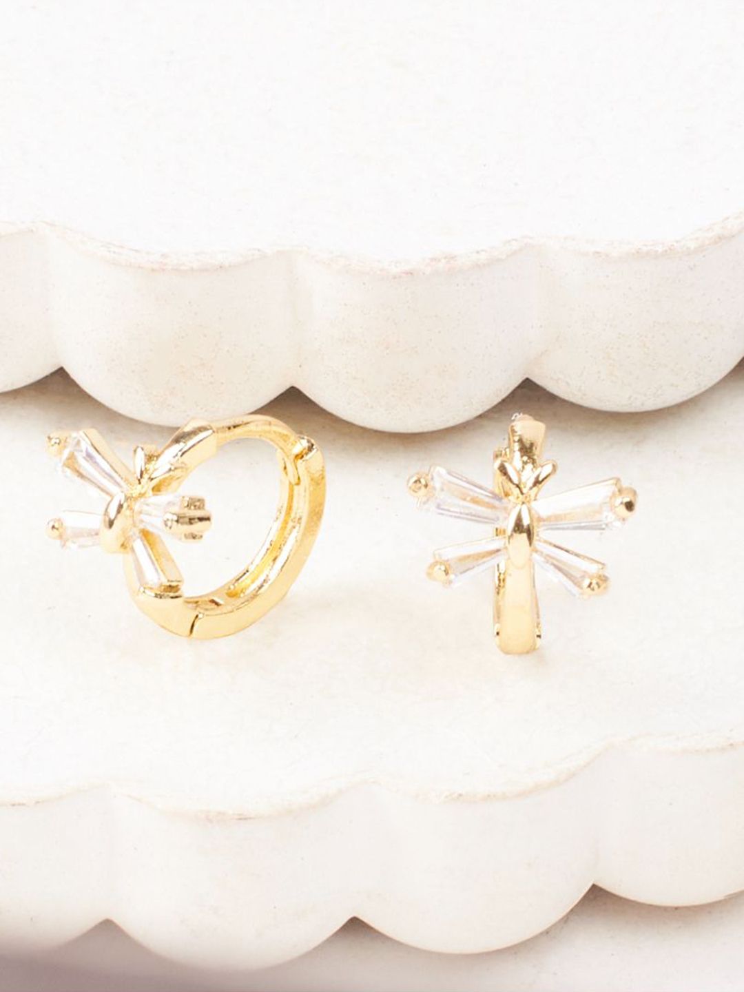 SALTY Artificial Stones Studded Contemporary Petal Glow Studs