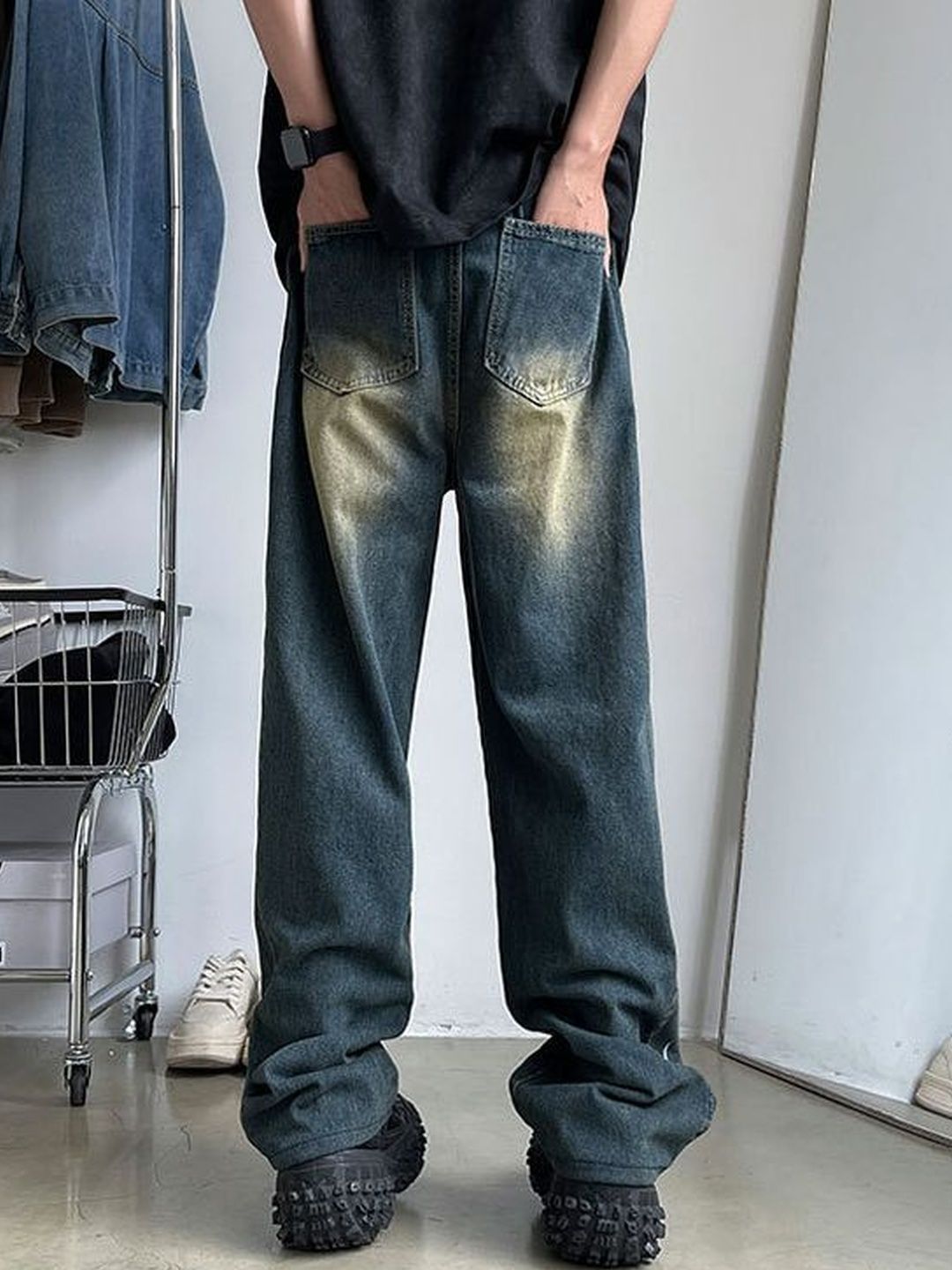 Men Wide Leg Mid-Rise Medium Fade Jeans