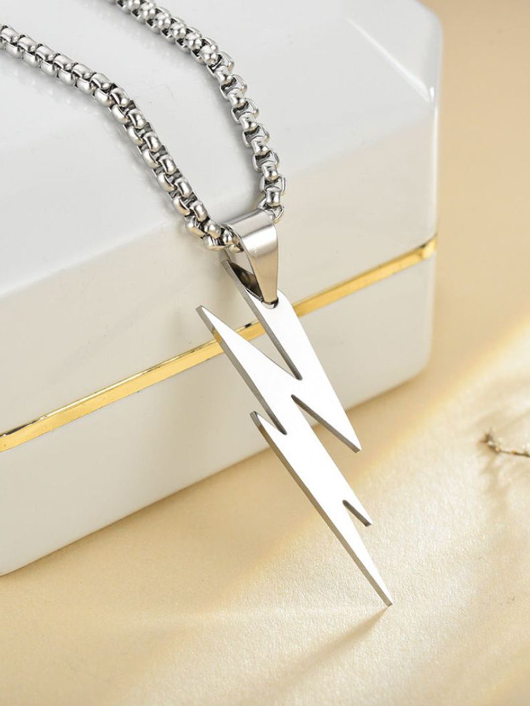 SALTY Set Of 2 Voltage & Spaceman Pendant With Chain