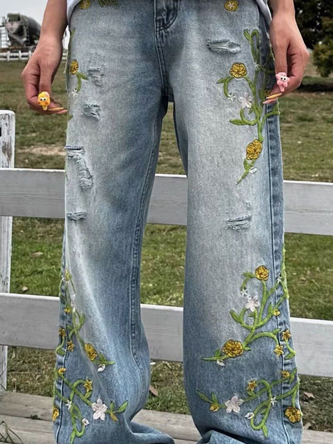 Men Straight Fit Mid-Rise  Distressed Light Fade Embroidered Jeans