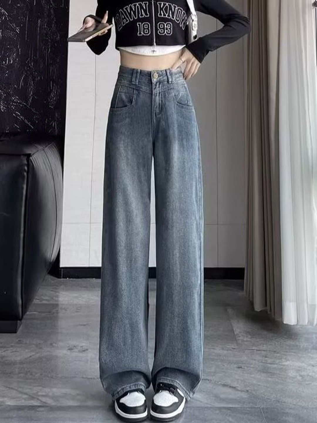 Women Straight Fit Mid-Rise Light Fade Jeans
