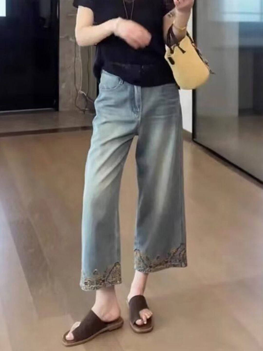 Women Straight Fit Mid-Rise Light Fade Cropped Jeans