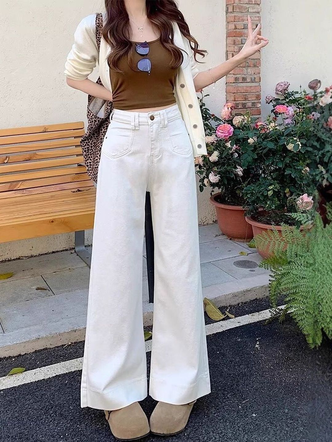 Women Relaxed Fit Mid-Rise Light Fade Jeans