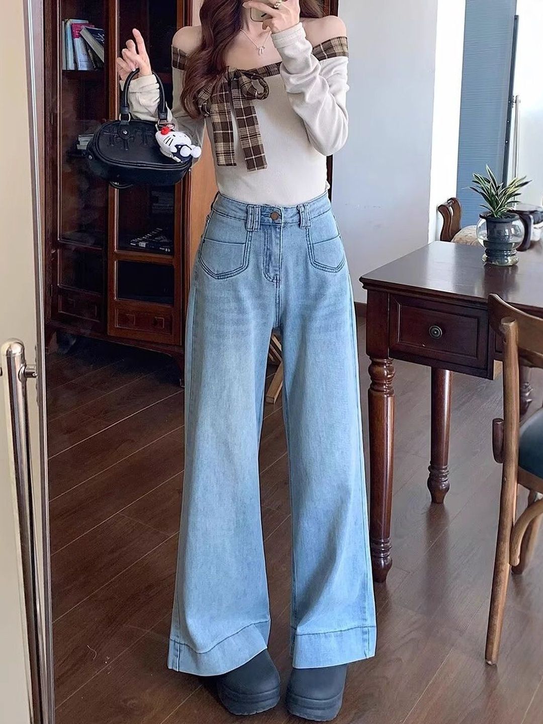 Women Relaxed Fit Mid-Rise Light Fade Jeans