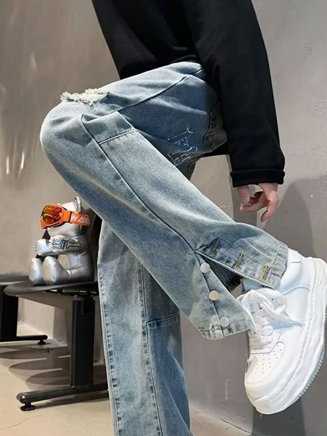 Men Straight Fit Mid-Rise Low Distress Light Fade Jeans