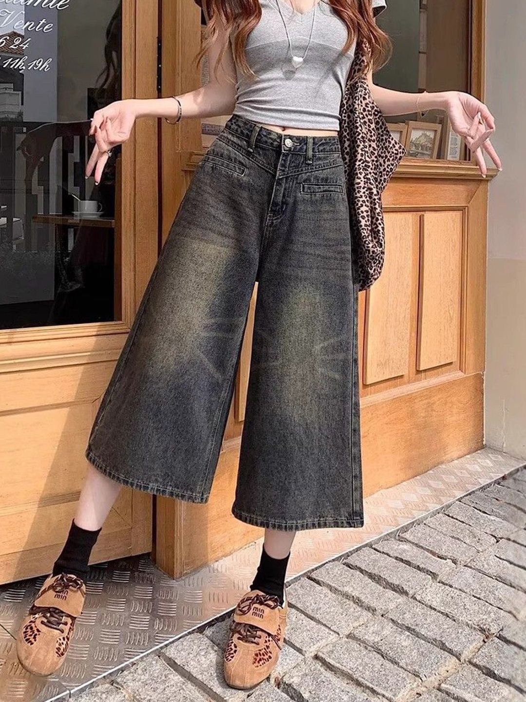 Women Wide Leg Mid-Rise Light Fade Cropped Jeans