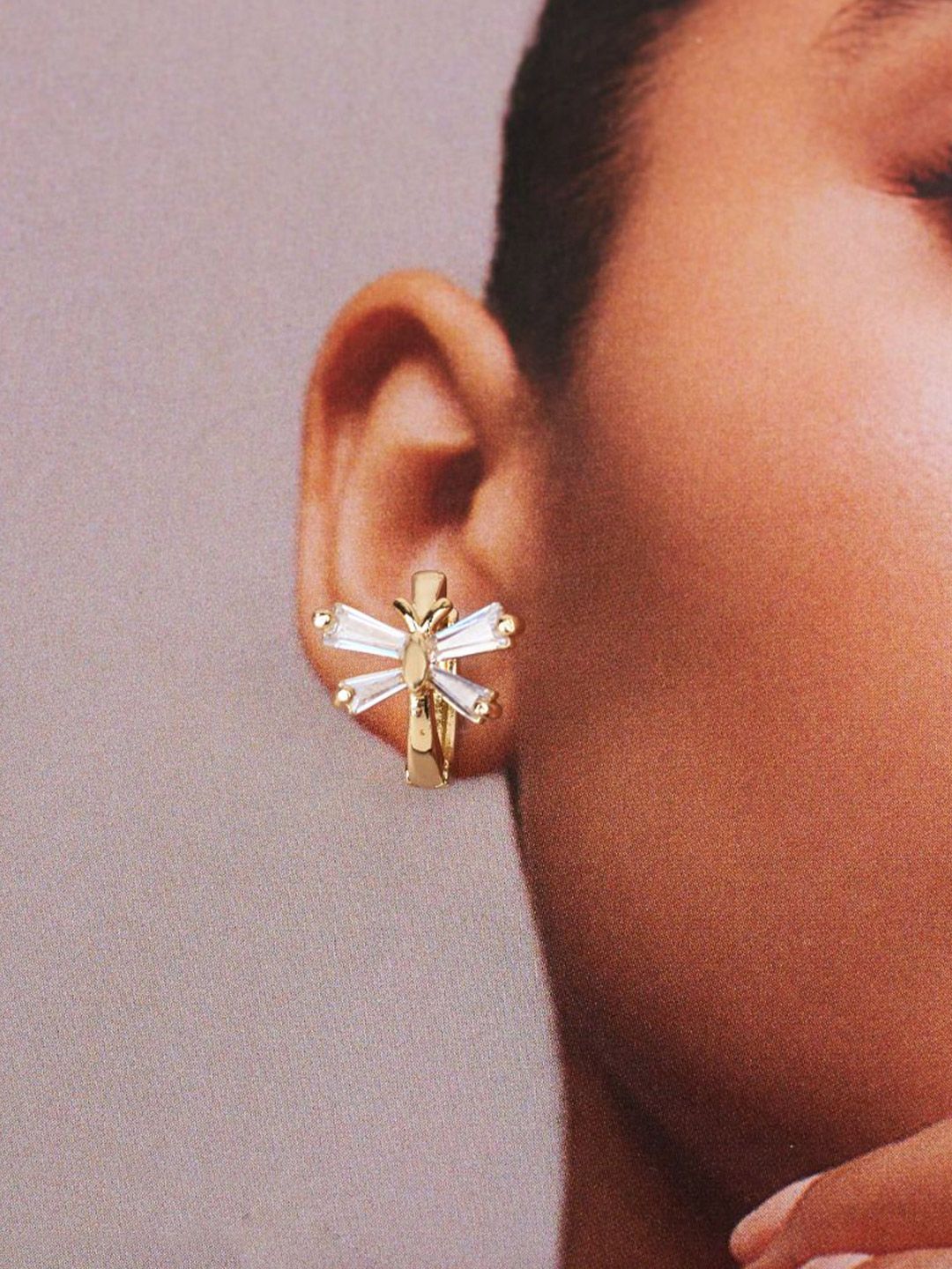 SALTY Artificial Stones Studded Contemporary Petal Glow Studs