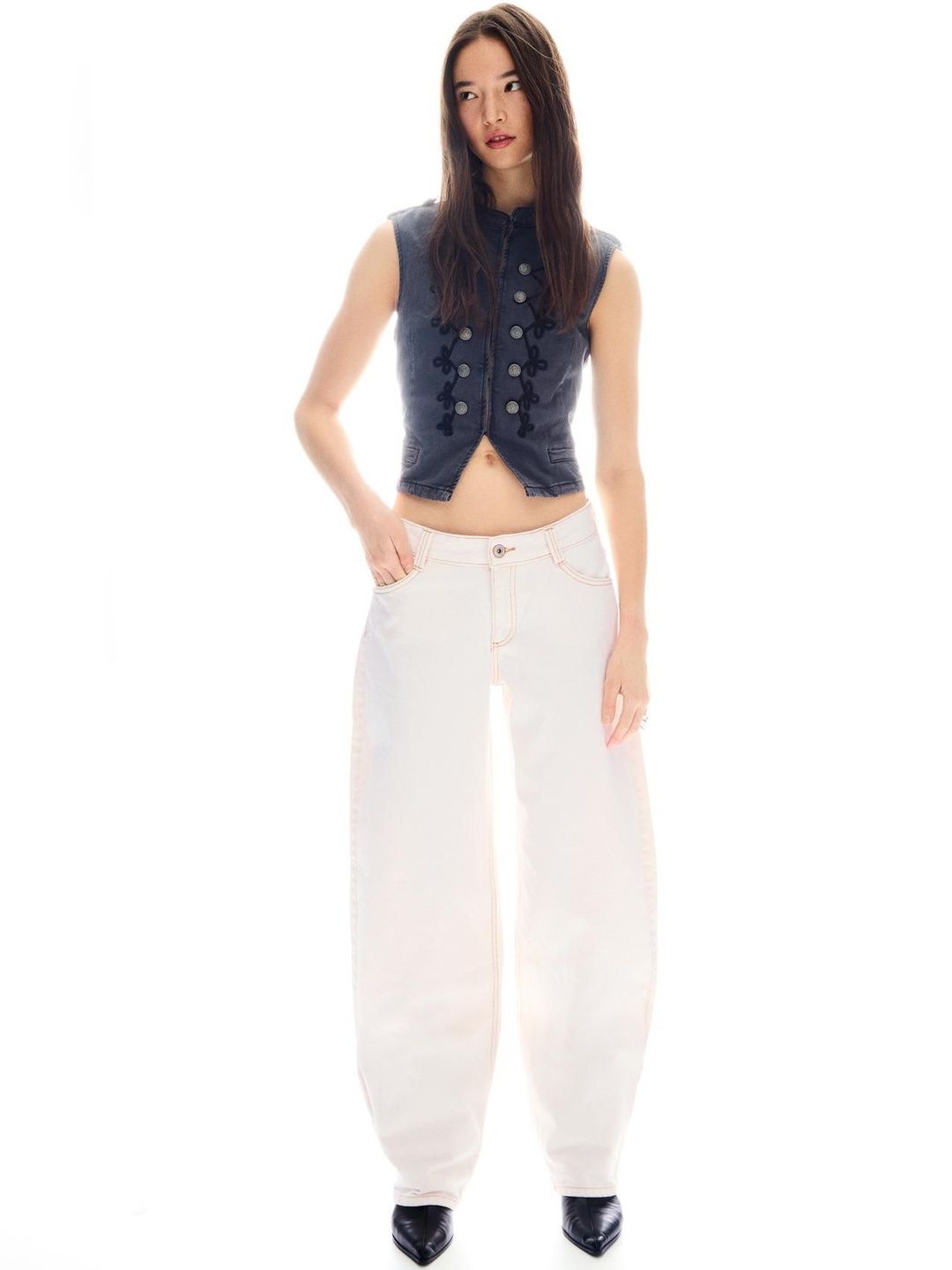 Low-rise baggy barrel jeans