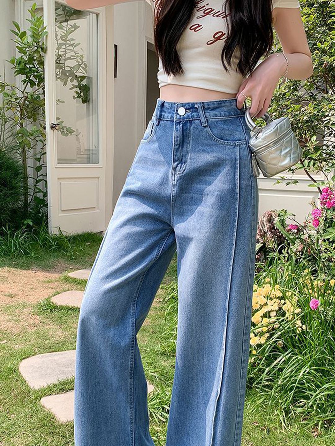 Women Straight Fit Mid-Rise Light Fade Jeans