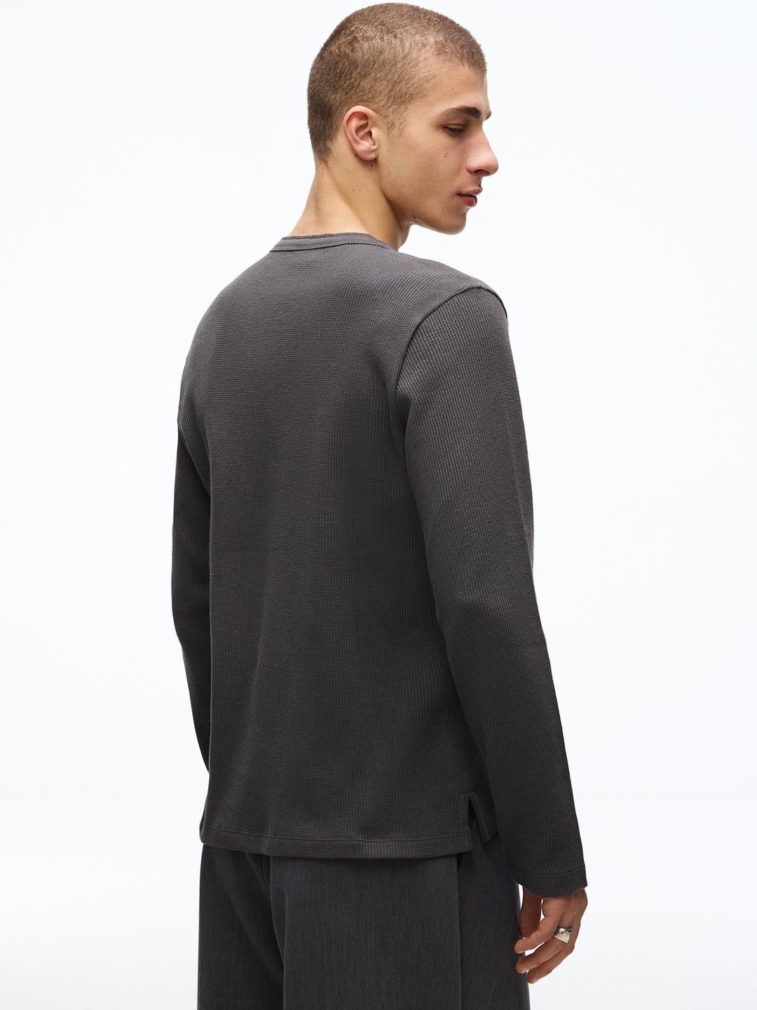 Long-sleeve slim-fit Henley collar T-shirt