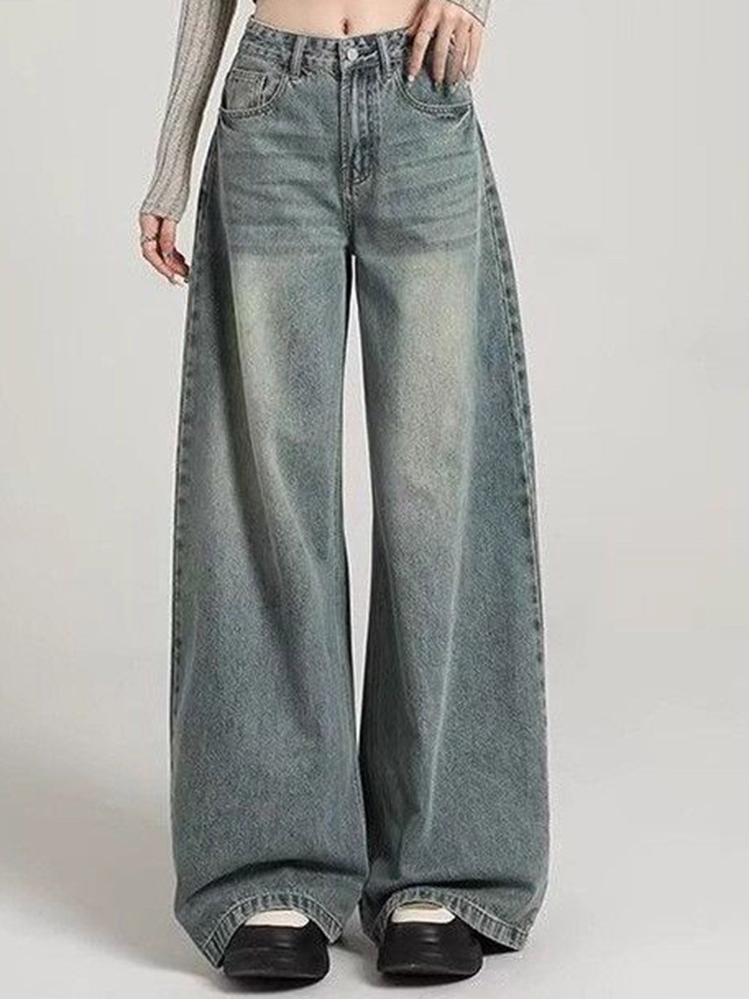 Women Relaxed Fit Mid-Rise Light Fade Jeans