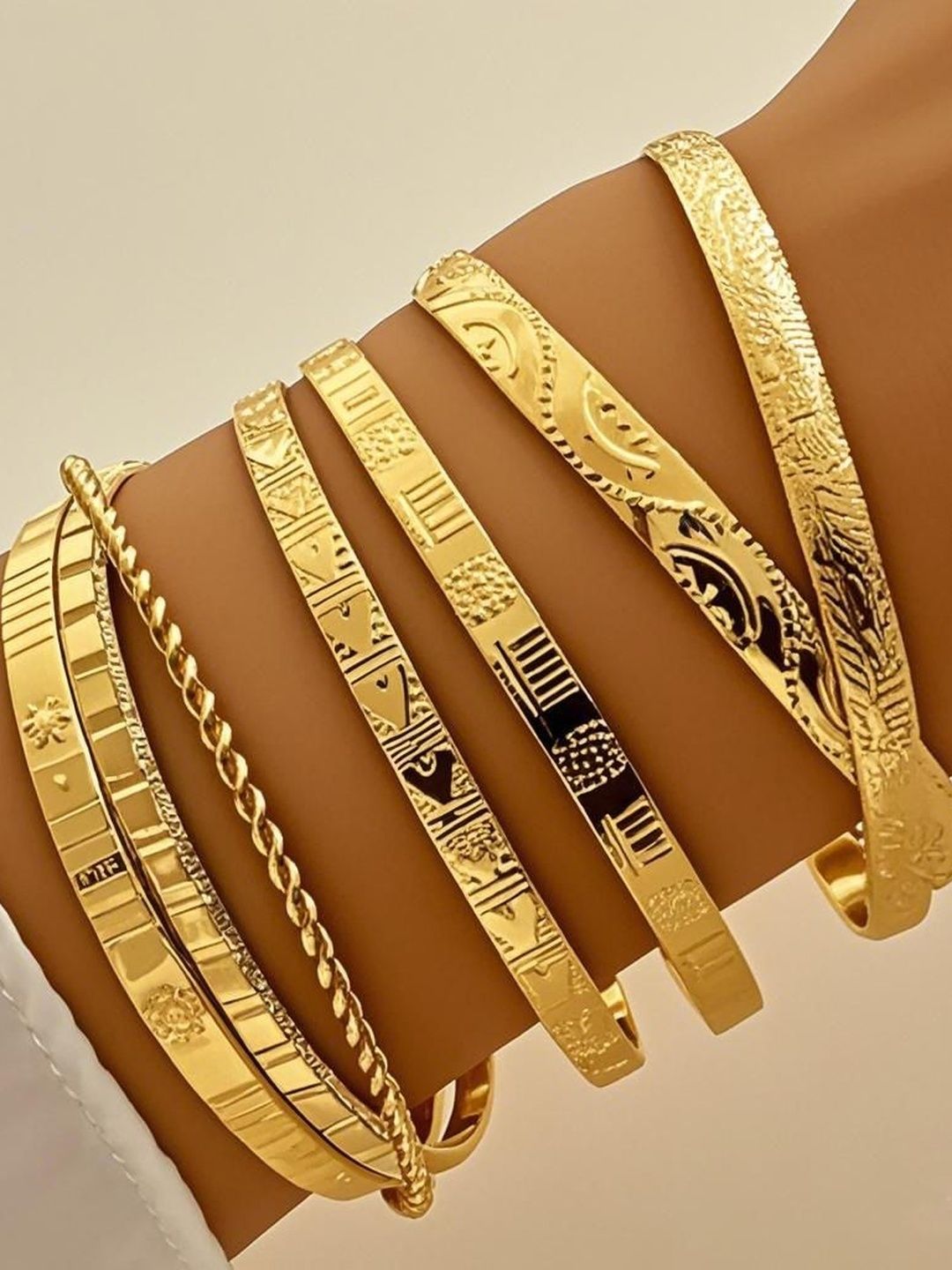 Women 7 Gold-Plated Bangle-Style Bracelet