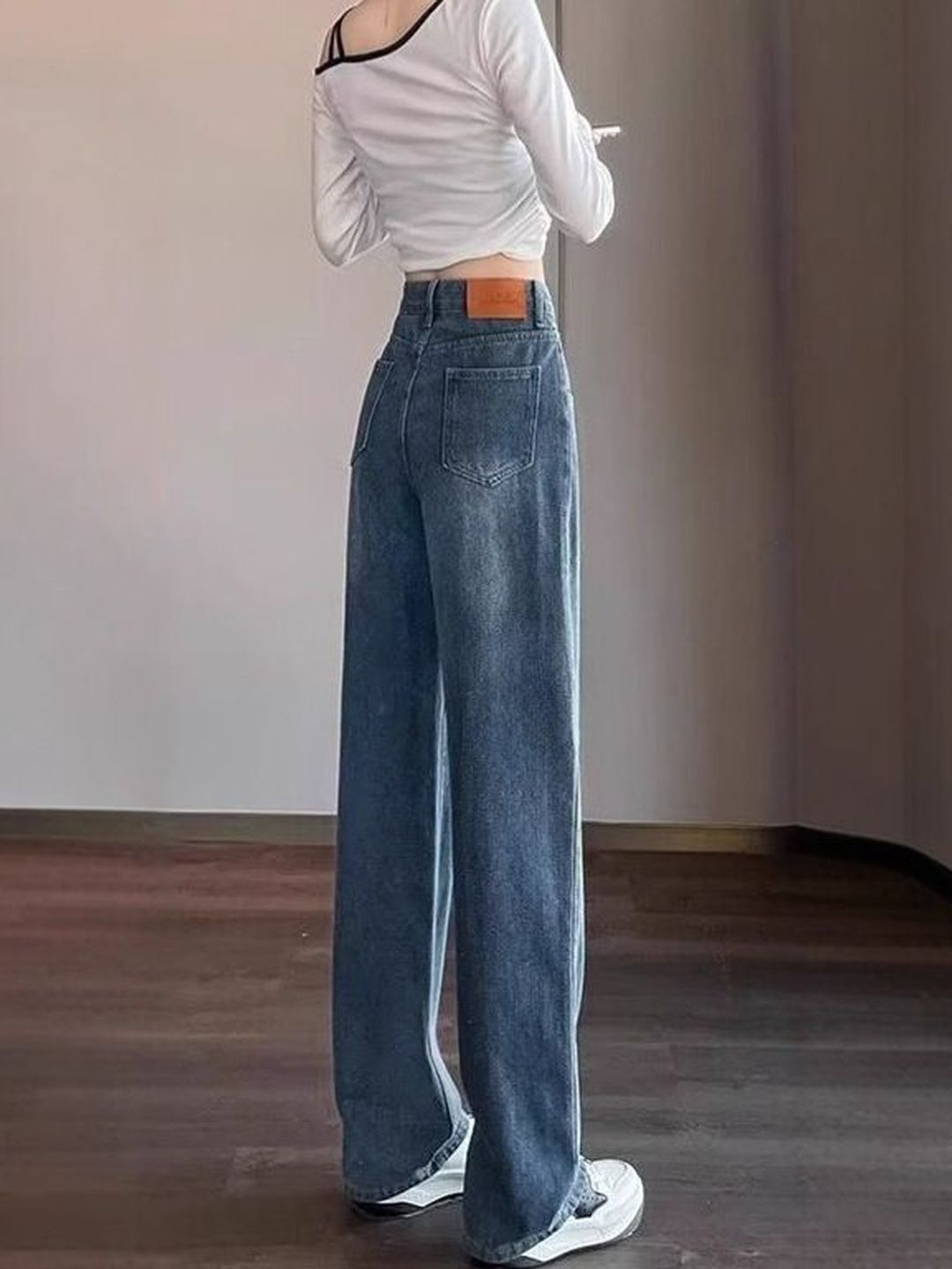Women Straight Fit Mid-Rise Light Fade Jeans
