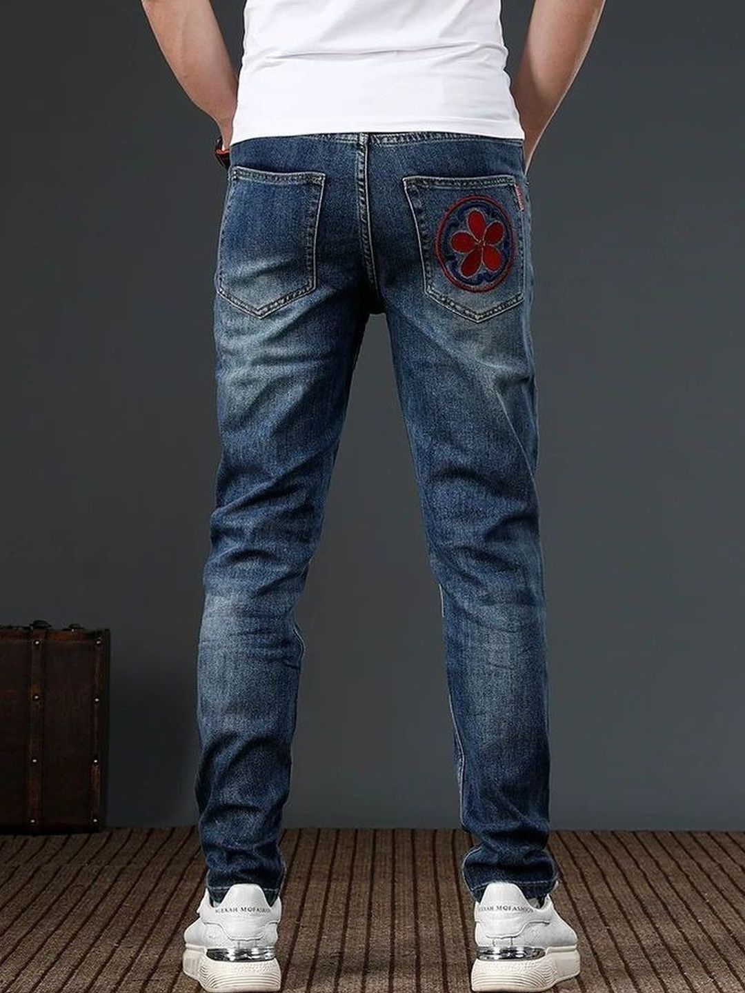 Men Skinny Fit Mid-Rise Light Fade Applique Jeans