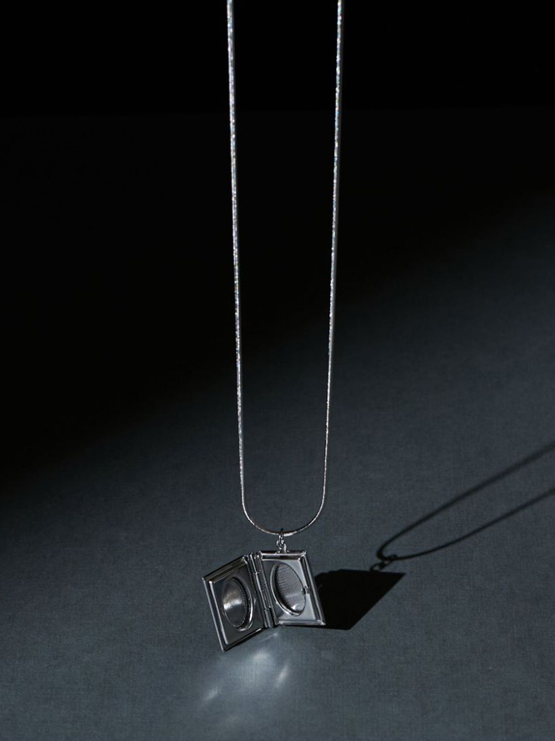 SALTY Women Quirky Quasar Openable Silver Pendant With Chain