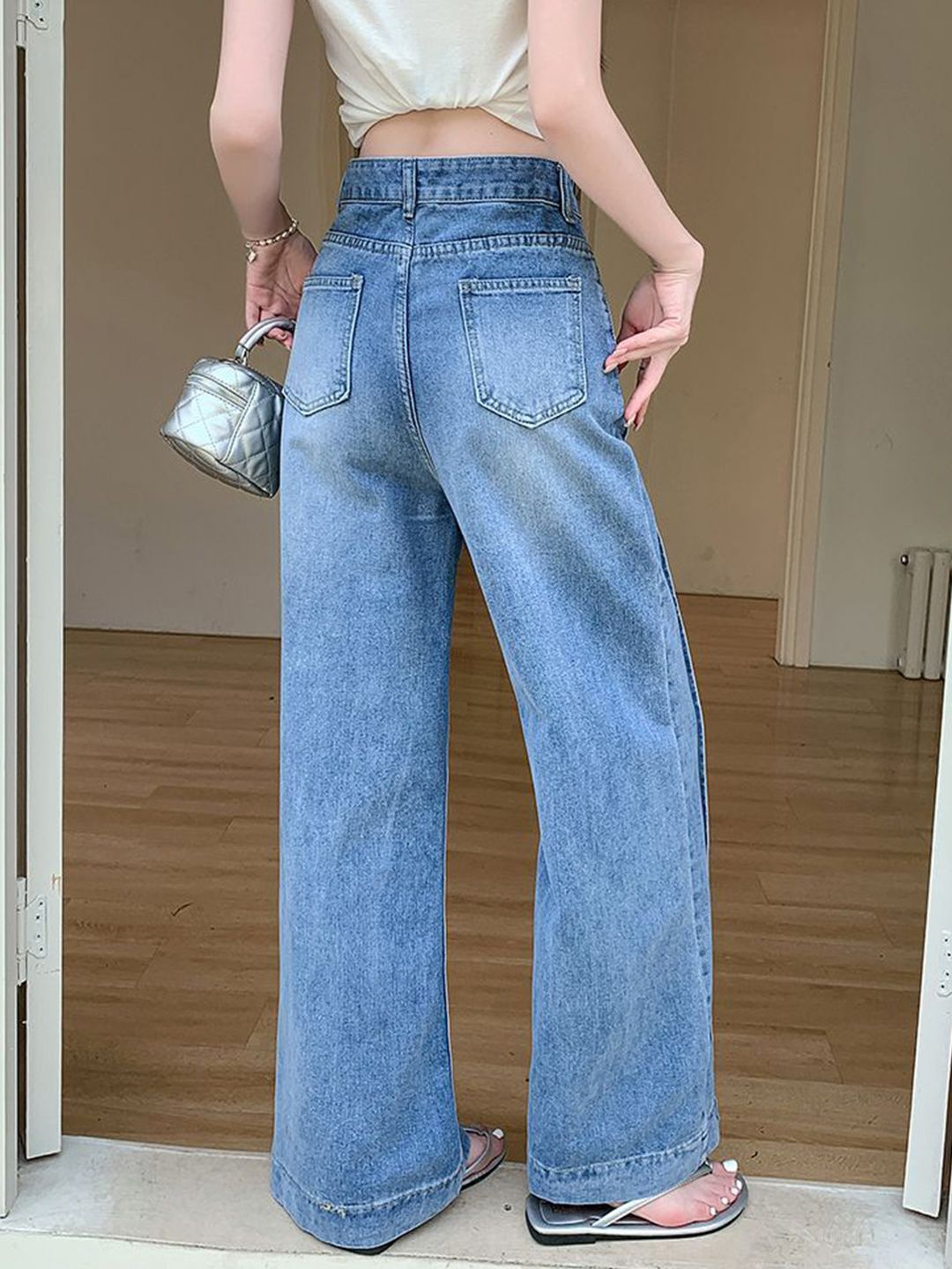 Women Straight Fit Mid-Rise Light Fade Jeans