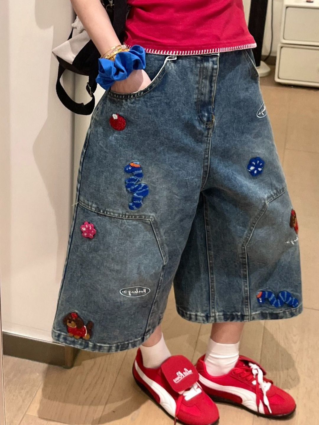 Women Regular Fit Mid-Rise Light Fade Embroidered Cropped Jeans