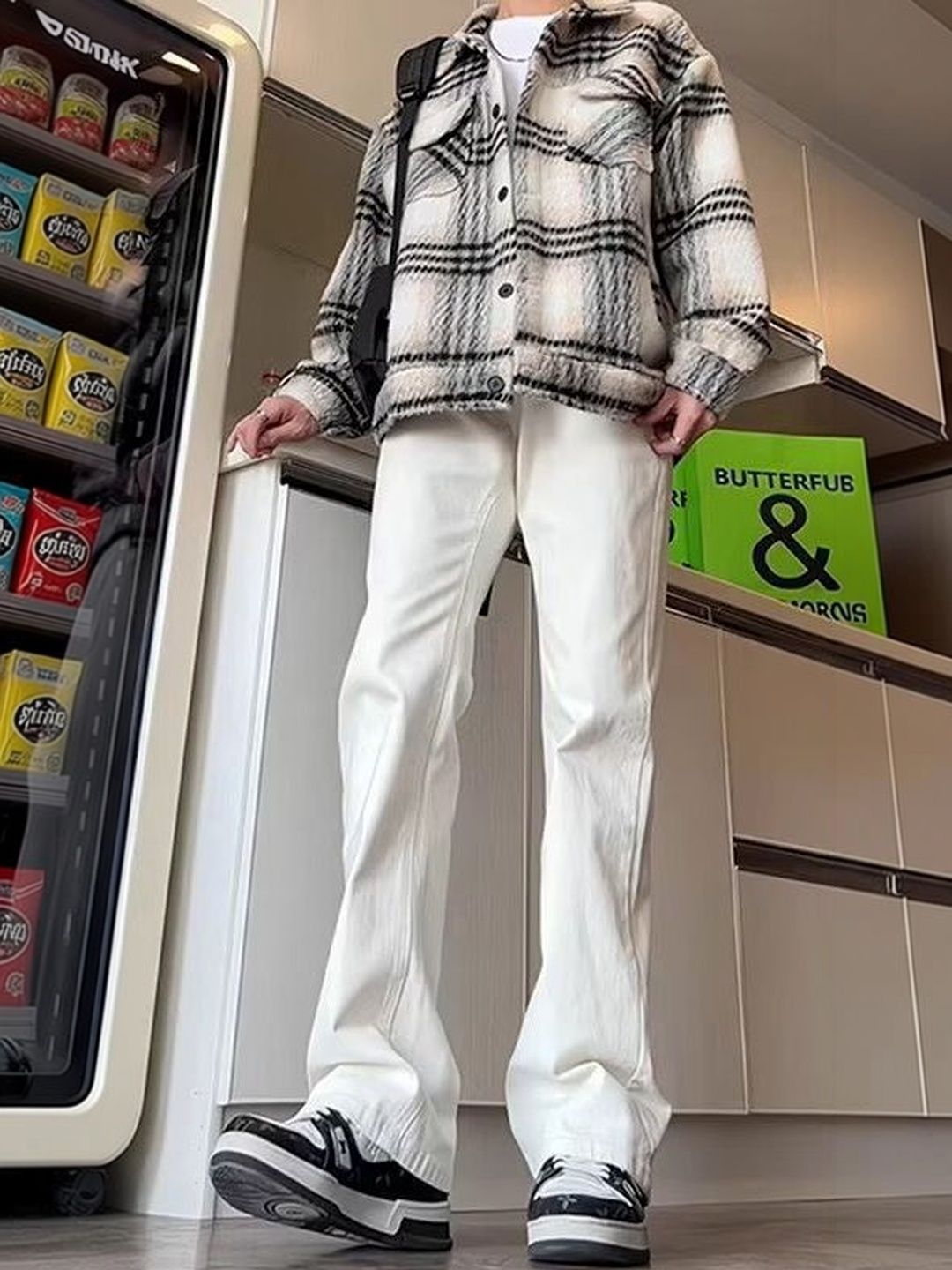Men Straight Fit Mid-Rise Jeans