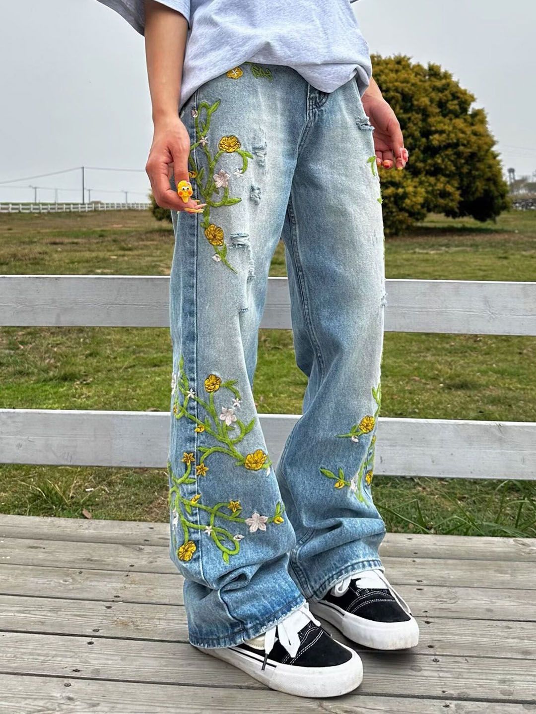 Men Straight Fit Mid-Rise  Distressed Light Fade Embroidered Jeans