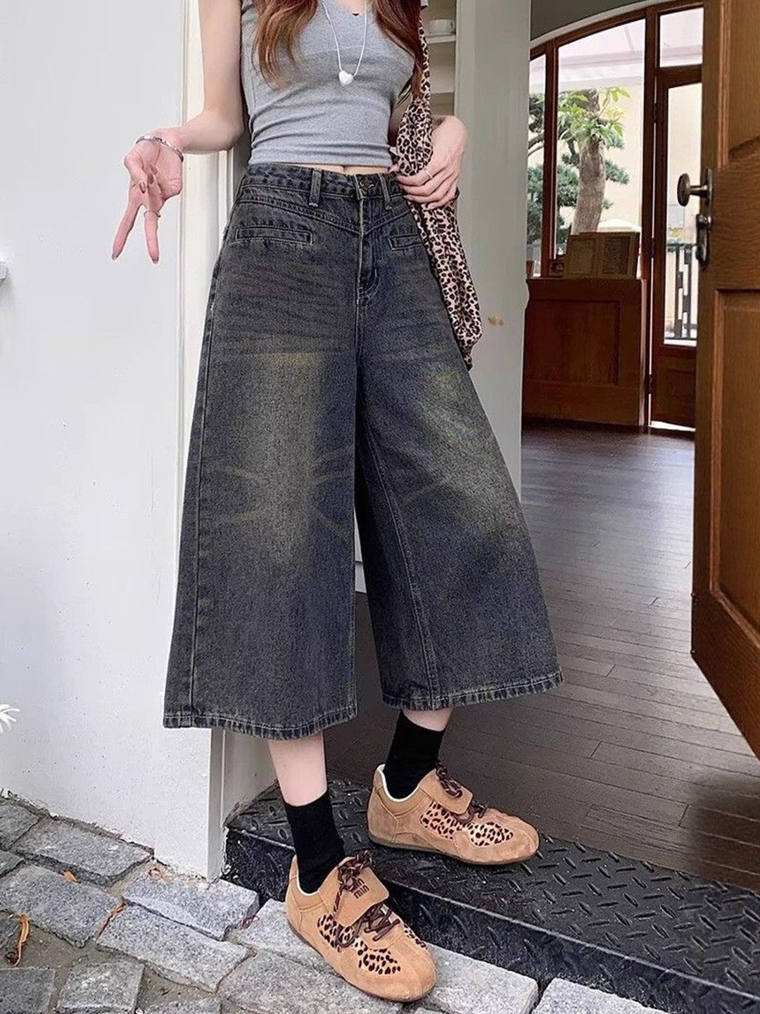Women Wide Leg Mid-Rise Light Fade Cropped Jeans