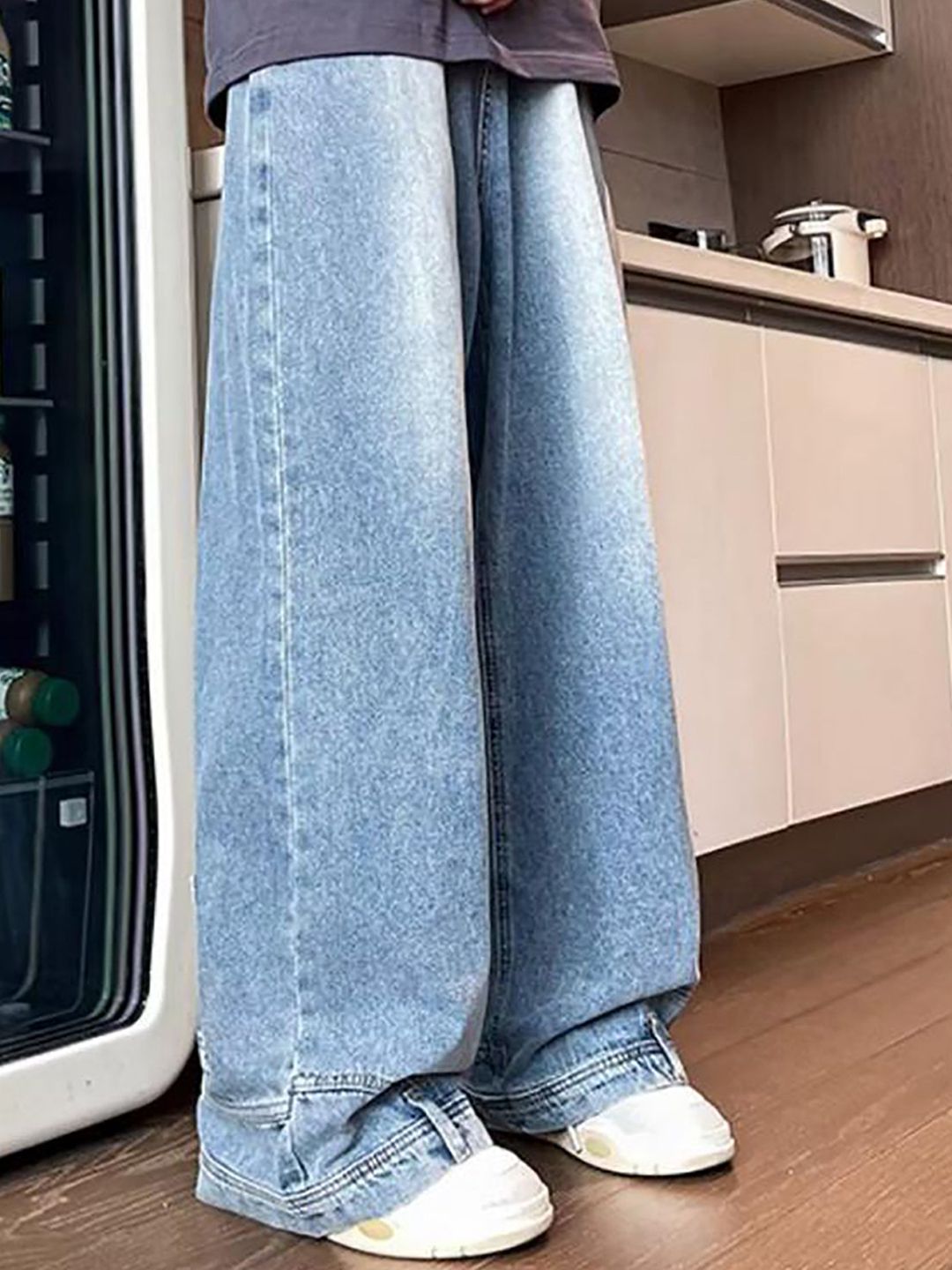 Men Wide Leg Light Fade Mid-Rise Jeans