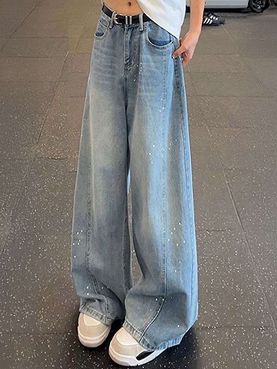 Men Wide Leg Mid-Rise Light Fade Jeans