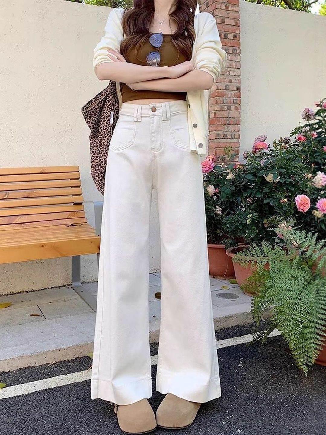 Women Relaxed Fit Mid-Rise Light Fade Jeans