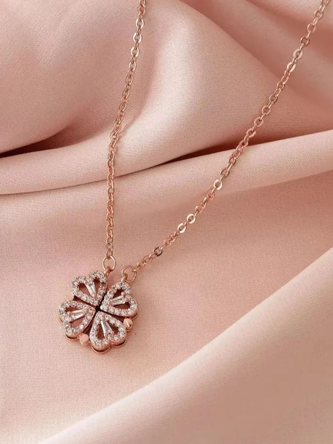 SALTY Linked Magnetic Clover & Gleam Kiss Jewellery set