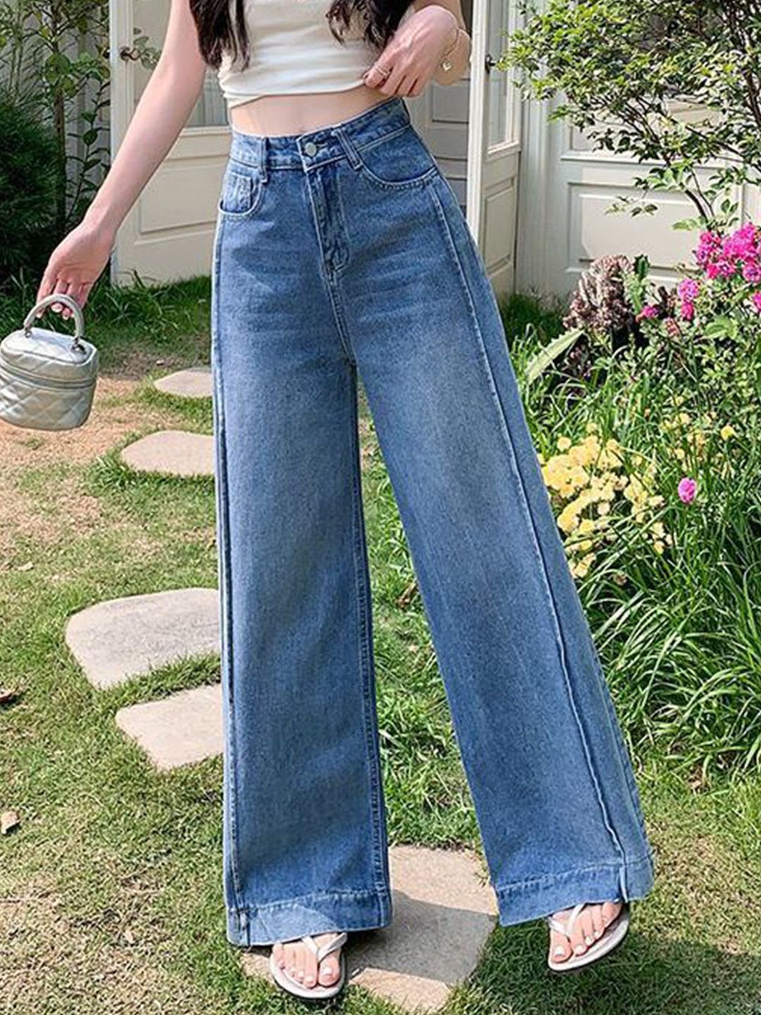 Women Straight Fit Mid-Rise Light Fade Jeans